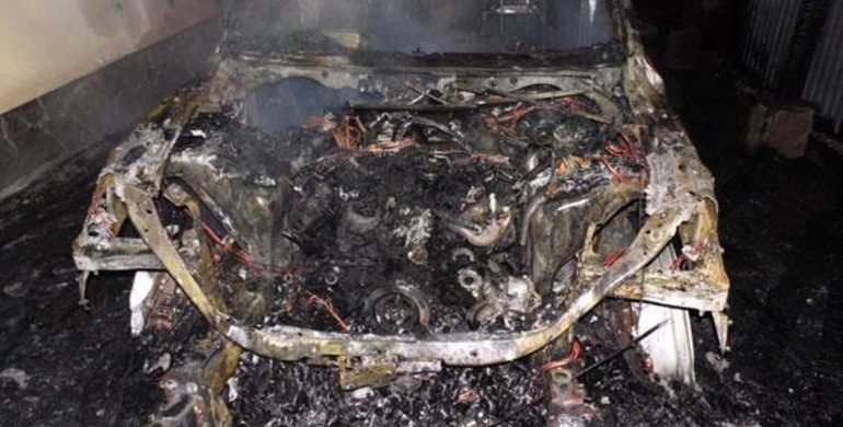 У Рівному підприємцю вщент спалили автівку (ФОТО)